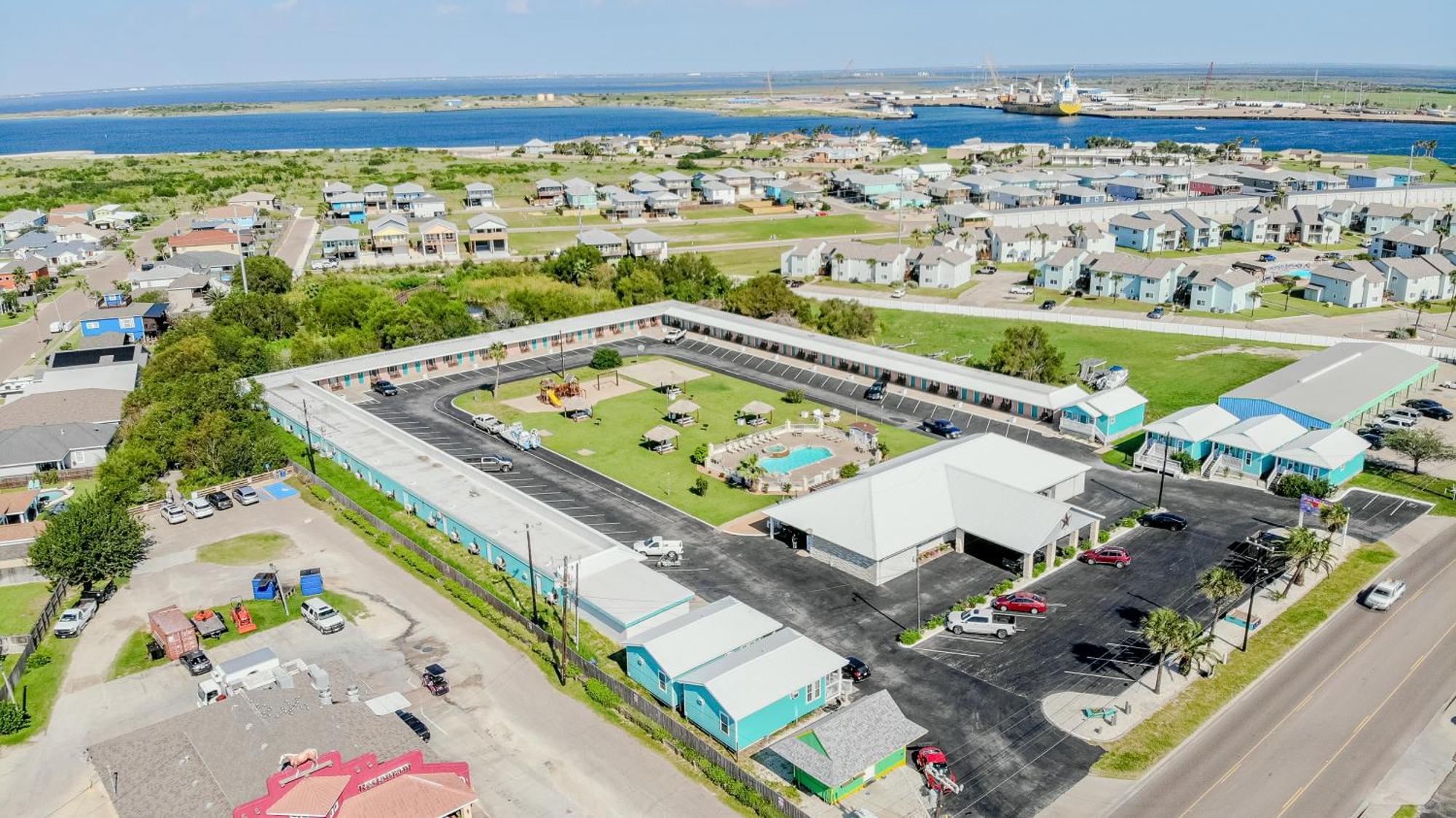 鲨鱼礁度假村汽车旅馆加小屋 阿兰瑟斯港 外观 照片